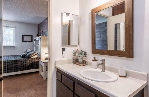 Mammoth Lakes Apartment | Cozy Cabin-Style Condo in Central Location