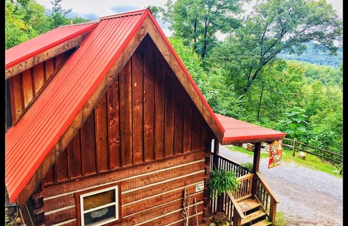 Newport Cabin | Cozy Cabin Tucked Away on the Mountain Side, Pet Friendly, Hot Tub, Lovely Views