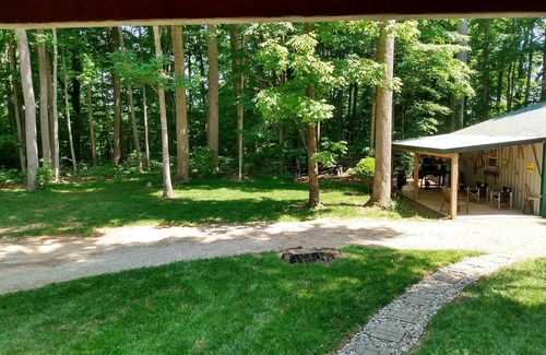 Allons House | Cozy cabin tucked in the woods less than 5 miles from Willow Grove Marina.