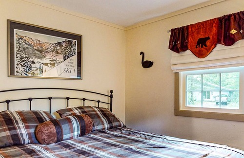 Carrabassett Valley House | Cozy cabin with fireplace - walk to town pool and Maine Trails & Huts