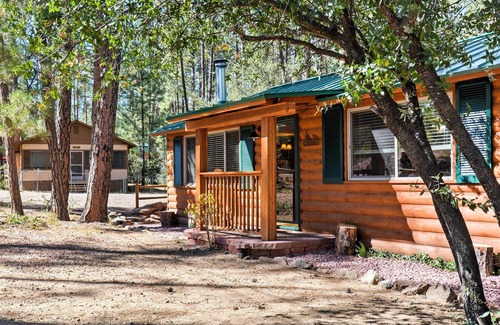 Ponderosa Park Cabin | Cozy Cabin w/ AC & Deck, 5 Mi to Downtown Prescott