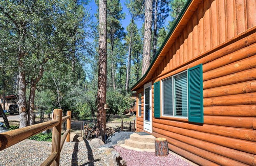 Ponderosa Park Cabin | Cozy Cabin w/ AC & Deck, 5 Mi to Downtown Prescott