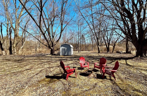 Harbert Cabin | Cozy Cabin W/HOT TUB by Lake MI in Sawyer