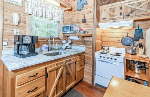 Lake Toxaway Cabin | Cozy Cabin w/Pickleball and Tennis On Site