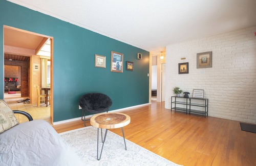 Mayfield House | Cozy Cabin w/Sauna in the City, WEM 8 mins, Downtown 10 mins, Free WIFI