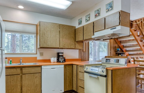 Sisters Cabin | Cozy Cabin w/ Shared Pool & Tennis Courts - Near Town & Wilderness