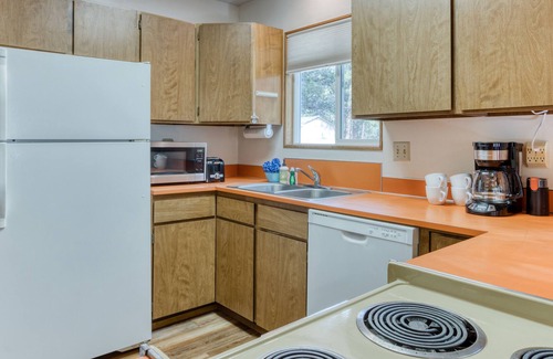 Sisters Cabin | Cozy Cabin w/ Shared Pool & Tennis Courts - Near Town & Wilderness