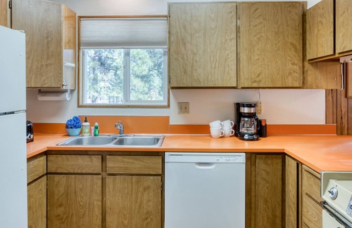 Sisters Cabin | Cozy Cabin w/ Shared Pool & Tennis Courts - Near Town & Wilderness