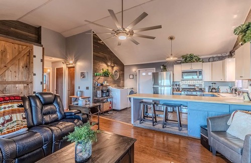 Franklin House | Cozy Cabin w/Wood-Burning Stove & a Million-Dollar View! No 4W Drive Needed!