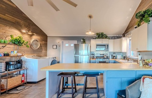 Franklin House | Cozy Cabin w/Wood-Burning Stove & a Million-Dollar View! No 4W Drive Needed!