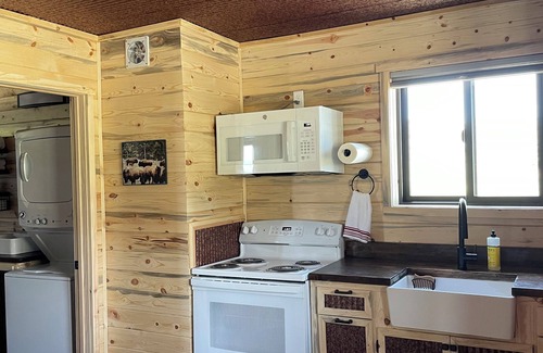 Cody Cabin | Cozy cabin with 1 bedroom, 1 bathroom, WiFi and AC in beautiful Cody, Wyoming