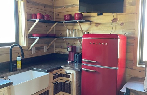 Cody Cabin | Cozy cabin with 1 bedroom, 1 bathroom, WiFi and AC in beautiful Cody, Wyoming