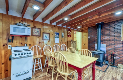 McCall Cabin | Cozy cabin with 2 fireplaces & firepit - short drive to Payette Lake