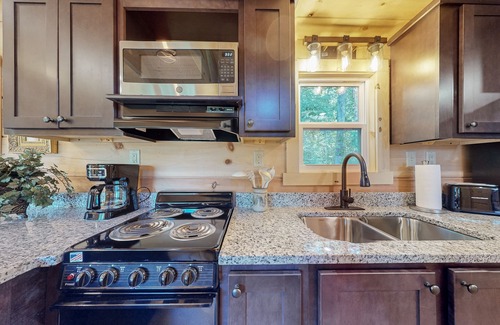 Mars Hill Cabin | Cozy cabin with amazing views, private hot tub, & covered porch. Nearby skiing.