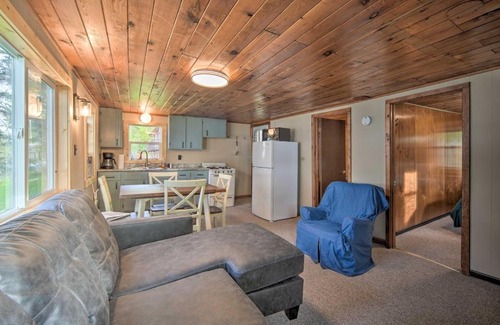 Hayward House | Cozy Cabin with Deck and Private Dock on Nelson Lake!