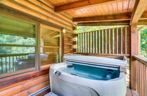 Sevierville House | Cozy Cabin with Hot Tub Less Than Half-Mi to Douglas Lake!