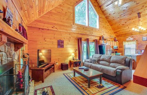 Sevierville House | Cozy Cabin with Hot Tub Less Than Half-Mi to Douglas Lake!