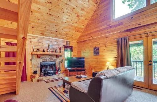 Sevierville House | Cozy Cabin with Hot Tub Less Than Half-Mi to Douglas Lake!