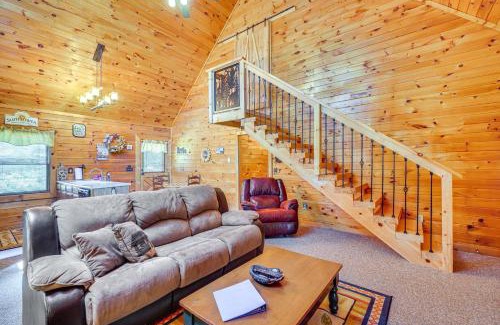 Sevierville House | Cozy Cabin with Hot Tub Less Than Half-Mi to Douglas Lake!