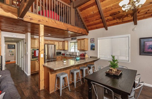 Mariposa Cabin | Cozy Cabin with Hot Tub Near Yosemite - Dog Friendly