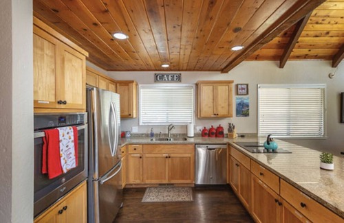 Mariposa Cabin | Cozy Cabin with Hot Tub Near Yosemite - Dog Friendly
