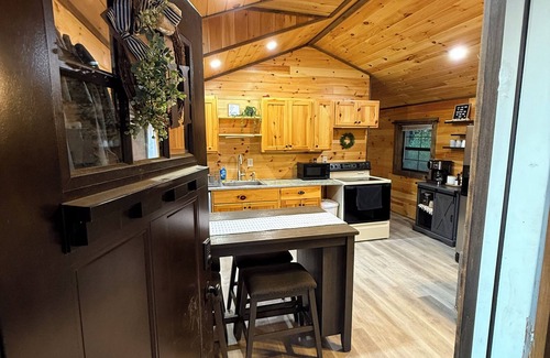 Centerville Cabin | Cozy Cabin With Hot Tub Country Setting