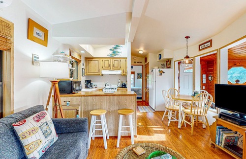 Brookings Hotel | Cozy cabin with sunroom, deck, grill and private hot tub