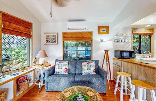 Brookings Hotel | Cozy cabin with sunroom, deck, grill and private hot tub