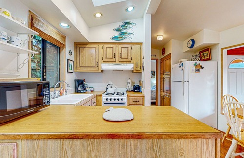 Brookings Hotel | Cozy cabin with sunroom, deck, grill and private hot tub