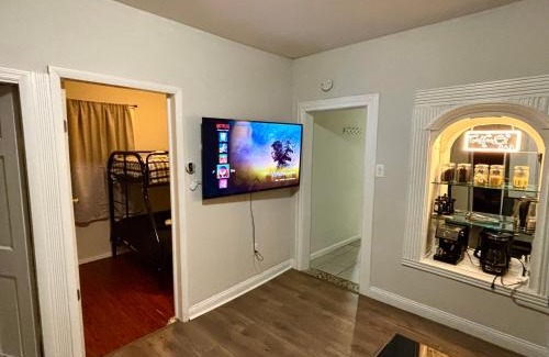 Elizabeth Apartment | Cozy Cafe, Walk to The Mall, 30min to NYC & 5min to EWR