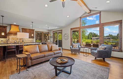 Sunriver Cabin | Cozy Caldera Cabin with Hot Tub, Lake Views & Pet Friendly