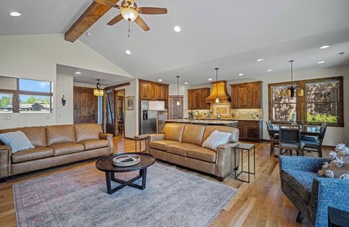 Sunriver Cabin | Cozy Caldera Cabin with Hot Tub, Lake Views & Pet Friendly