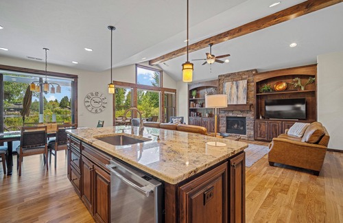 Sunriver Cabin | Cozy Caldera Cabin with Hot Tub, Lake Views & Pet Friendly