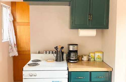 Callahan House | Cozy Callahan Cabin Full Bed Studio + Wifi Siskiyou County Mt. Shasta Yreka