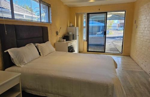 Parow North Apartment | Cozy Calm Apartment with Pool