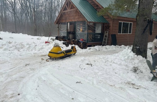 Redfield Cabin | Cozy Camp Retreat! Enjoy four wheeling, hunting, 3 miles to Redfield Reservoir.