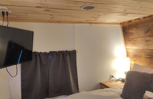 Greentown House | Cozy camper, a few miles from Lake Wallenpaupack, Ledgedale Recreation Area.
