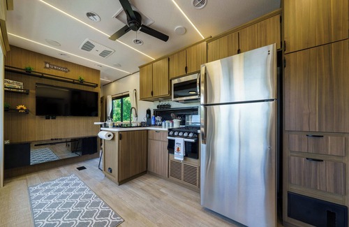 Cuba House | Cozy Camper Getaway 4 minutes to WEC!