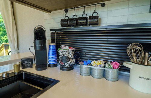 Cuba House | Cozy Camper Getaway 4 minutes to WEC!