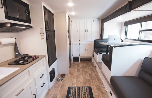 Midtown House | Cozy Camper in Midtown Houston Downtown Unique Stay Tesla Rental w/ fees