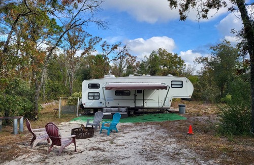 Citrus Springs House | Cozy Camper Under The Stars