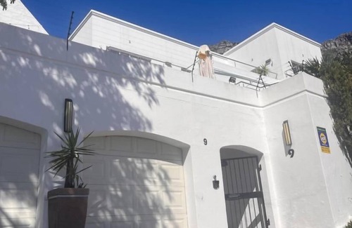Camps Bay Ski Chalet | Cozy Camps Bay House With Mountain and sea View