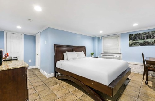 Mid-City Hotel | Cozy Canal Studio Near Everything!