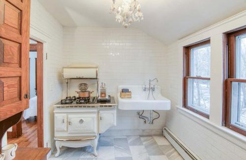 Cleveland House | Cozy Carriage House Retreat Cleveland Heights