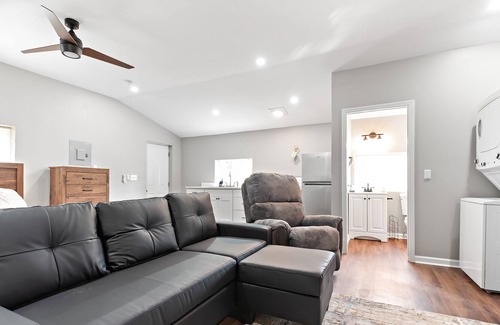 Abercorn Heights - Lamara Heights Cottage | Cozy Carriage House close to downtown and hospitals.