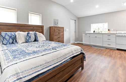 Abercorn Heights - Lamara Heights Cottage | Cozy Carriage House close to downtown and hospitals.
