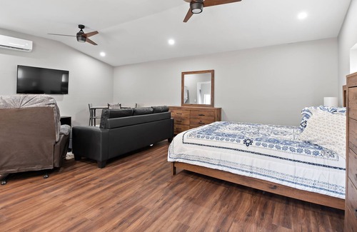 Abercorn Heights - Lamara Heights Cottage | Cozy Carriage House close to downtown and hospitals.