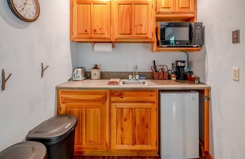 East Stroudsburg Cabin | Cozy carriage house - private home near skiing