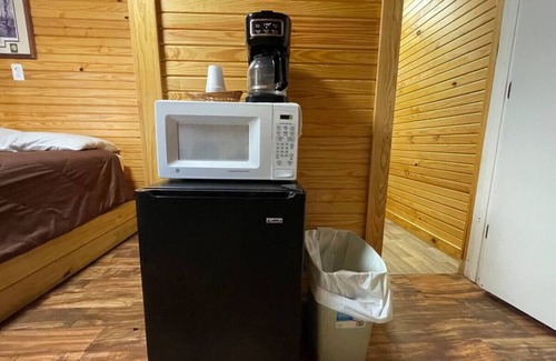 Pottsboro Cabin | Cozy Cedar Cabin at Mill Creek Marina: Cabin 3