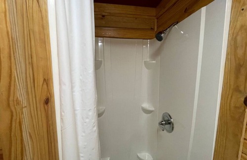 Pottsboro Cabin | Cozy Cedar Cabin at Mill Creek Marina: Cabin 3